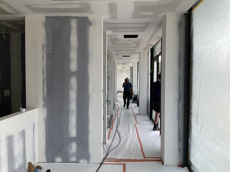 Een medische praktijk in opbouw, nadat de gyproc geplaatst is.