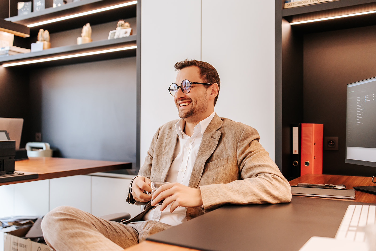 Medewerkers van Architime die glimlacht terwijl hij in gesprek is