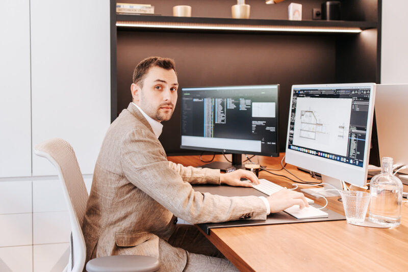 Medewerker van Architime aan het werk achter PC